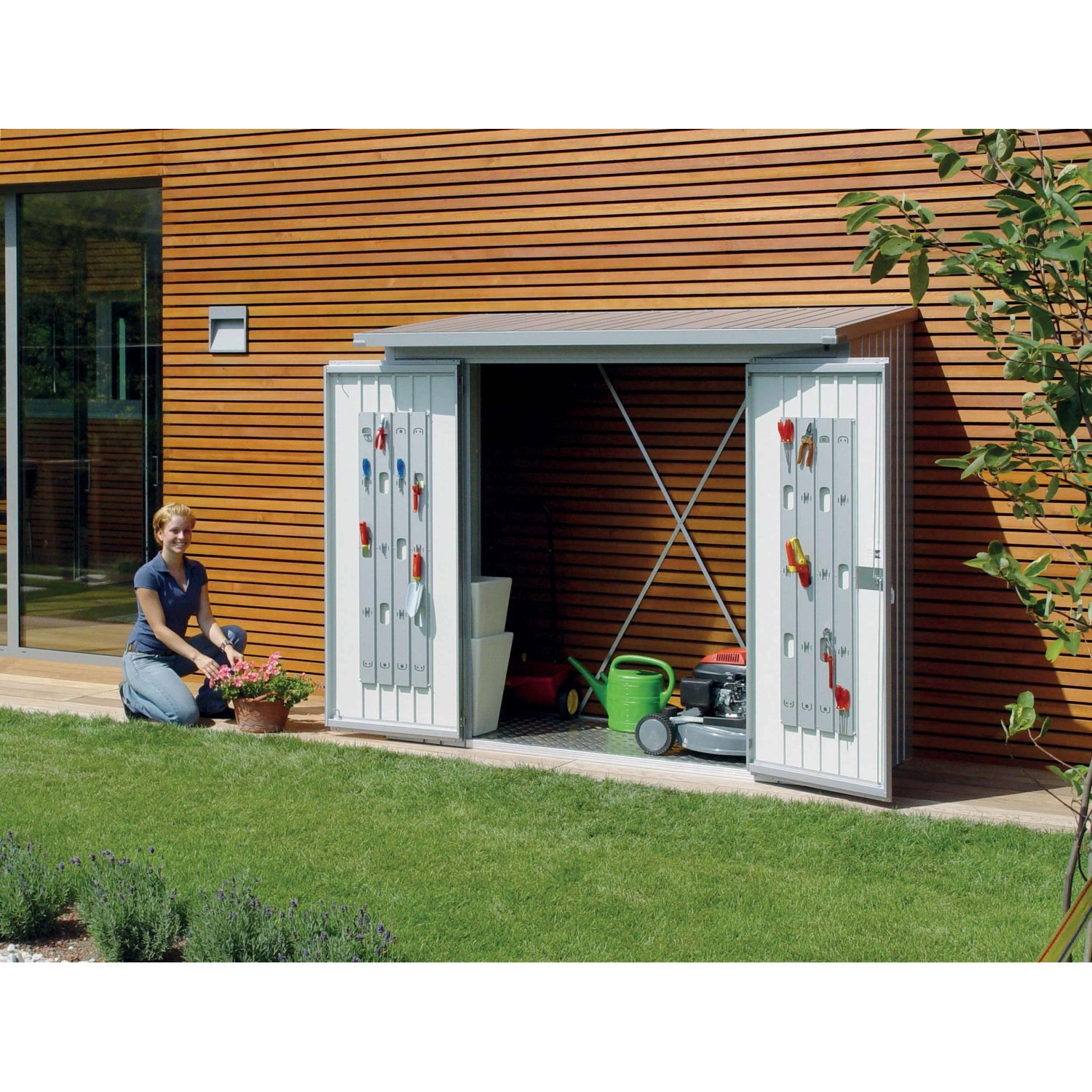 Biohort WoodStock 150 Argento metallizzato: legnaia/armadio porta attrezzi con ante aperte e attrezzi da giardino.