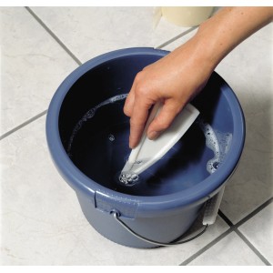 LUX Spatola per fughe universale in secchio con acqua, strumento per piastrellisti per giunti puliti.