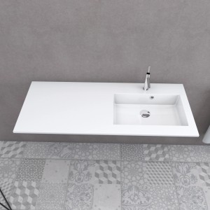 Lavabo singolo t.b.t. bianco con rubinetto, vista dall'alto.