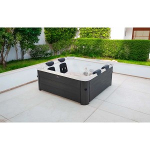 t.b.t. su terrazza: Idromassaggio rettangolare grigio con poggiatesta.