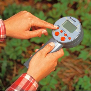 Unità di programmazione Gardena per computer di irrigazione in mano, per il controllo dell'irrigazione del giardino.