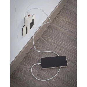 Adattatore t.b.t. con smartphone in carica nella presa.
