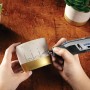 Miniutensile Dremel Lite 7760-15 che incide un vaso di fiori.