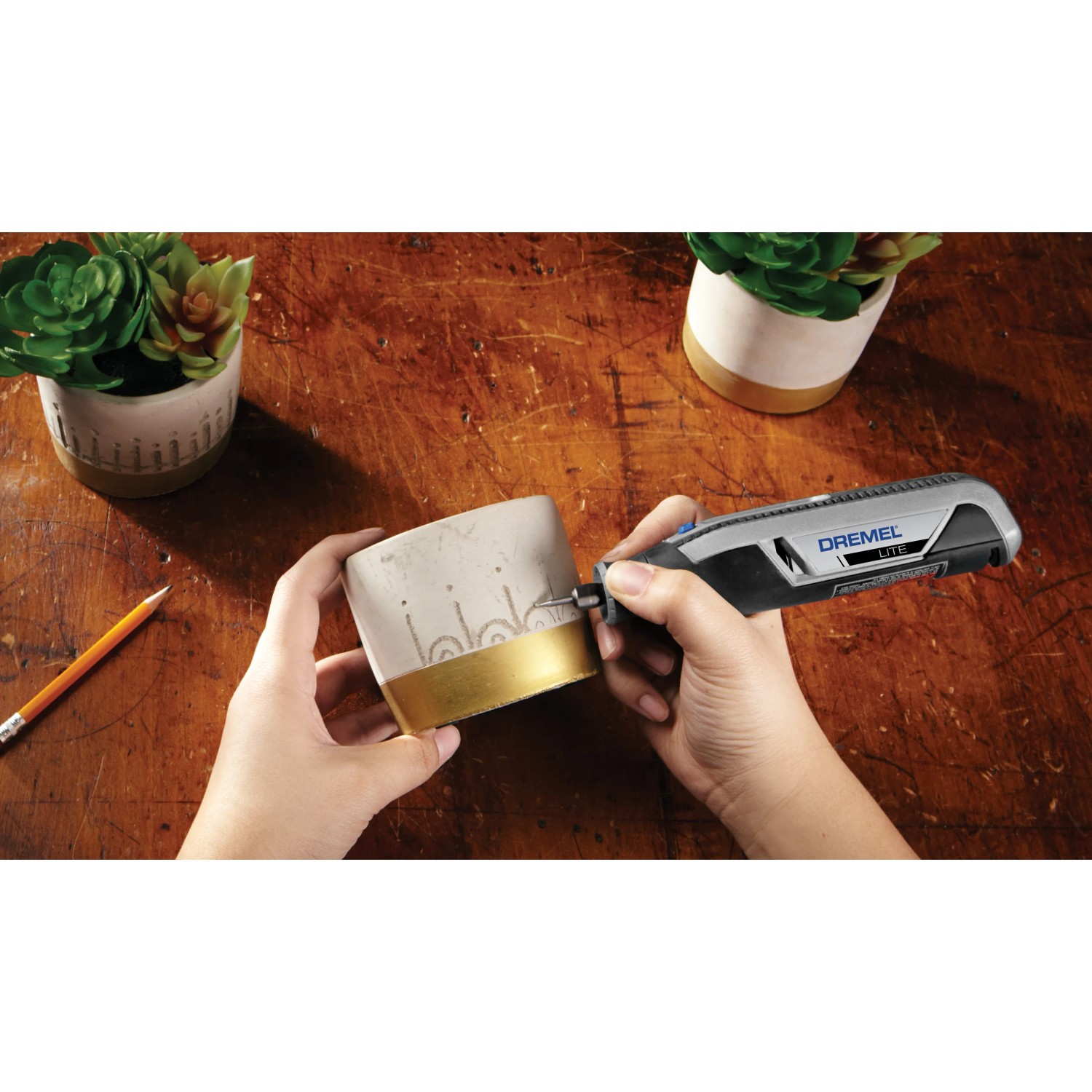 Miniutensile Dremel Lite 7760-15 che incide un vaso di fiori.