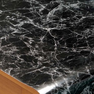 Tovaglia con motivo in marmo nero. Elegante biancheria da tavola per la zona pranzo.