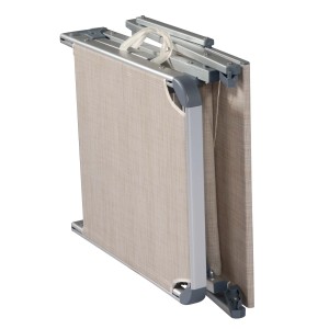 Lettino prendisole t.b.t. beige piegato con struttura argentata.