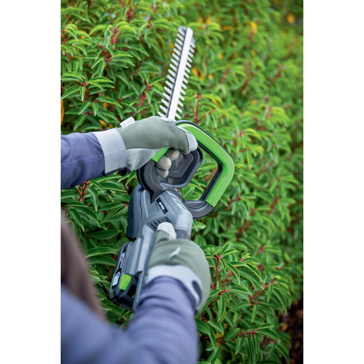 Tagliasiepi a batteria LUX 1 PowerSystem A-HS-20/52 in uso per tagliare una siepe.