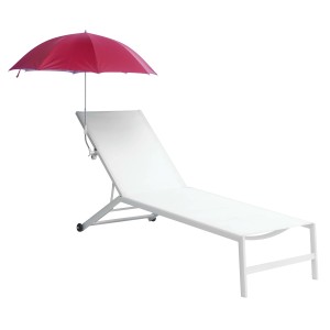Lettino bianco con ombrellone rosso, fissato con un supporto per ombrellone.