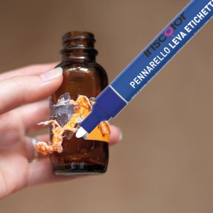 Flacone pulito dai residui di etichetta con un pennarello blu.