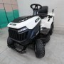 Tosaerba trattorino bianco e nero. Ideale per grandi prati.