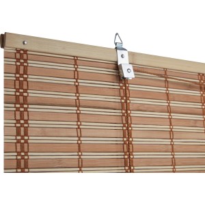 Dettaglio di una tenda a rullo o pacchetto t.b.t. marrone in bambù con sospensione.