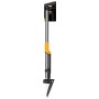Erbacciaio ergonomico Fiskars, arancio-nero, per una comoda lavorazione del terreno.