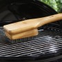 Spazzola per griglia Weber con manico in bambù che pulisce una griglia. Detergente per griglie con setole in acciaio inox.
