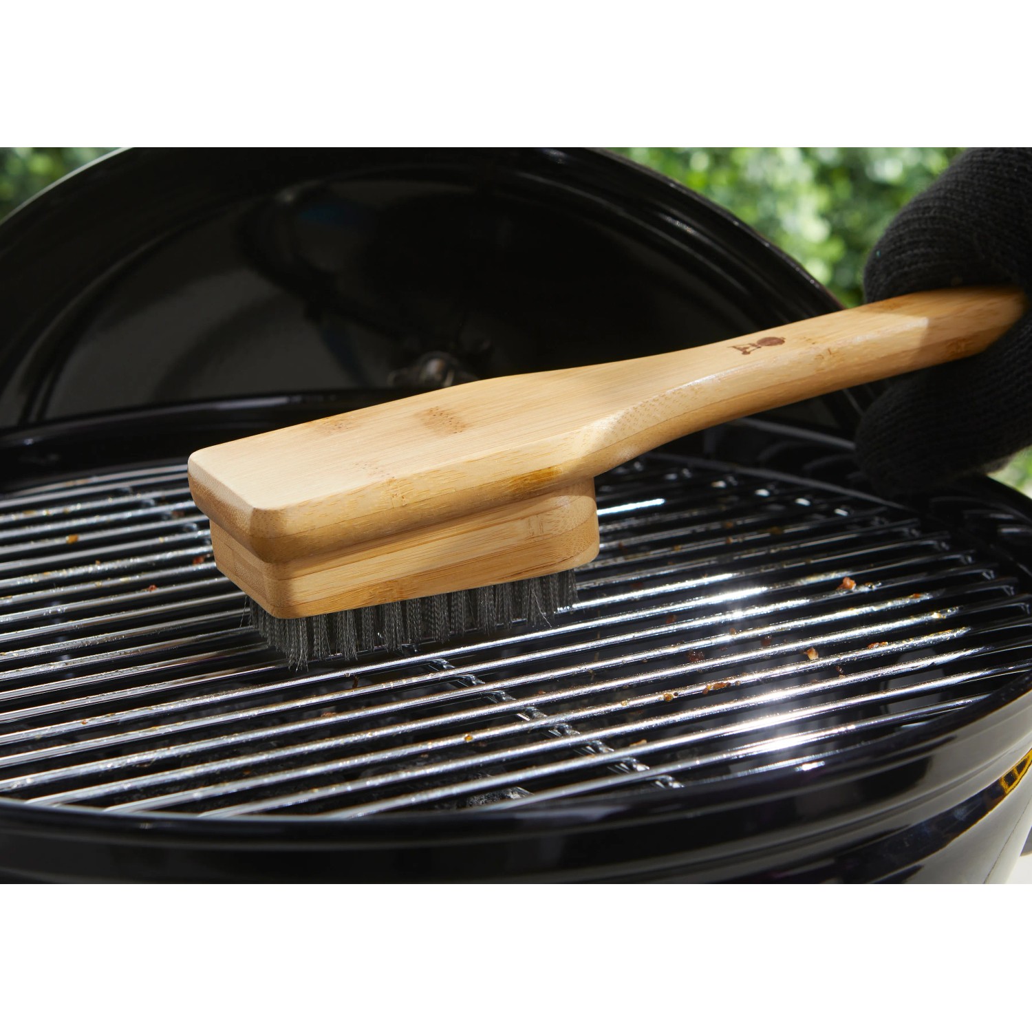 Spazzola per griglia Weber con manico in bambù che pulisce una griglia. Detergente per griglie con setole in acciaio inox.