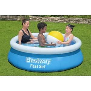Piscina gonfiabile Bestway Fast Set con famiglia in giardino.