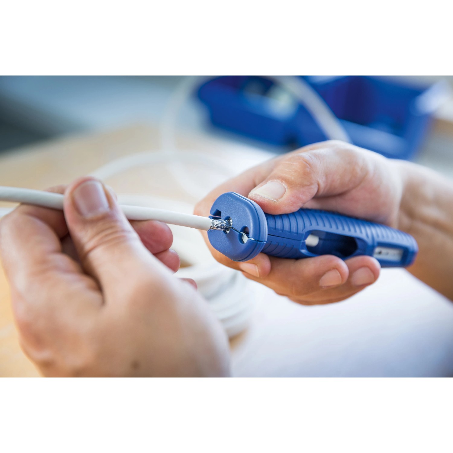 LUX 6in1 multi-spellafili in uso: spellare un cavo con le pinze blu.