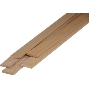 Listelli piallati in legno chiaro per progetti fai da te.