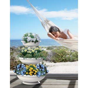 Ciotola per fiori t.b.t. a tre livelli con fiori colorati, sullo sfondo una donna sull'amaca.