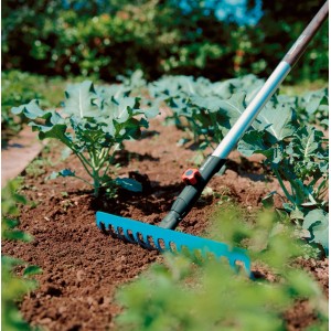 Rastrello Gardena combisystem con larghezza di lavoro di 36 cm in uso nell'aiuola.