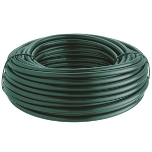 Tubo verde per microirrigazione arrotolato.