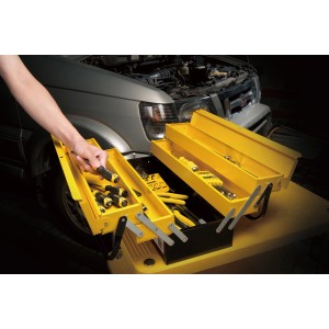 Cassetta degli attrezzi gialla con utensili davanti a un'auto.