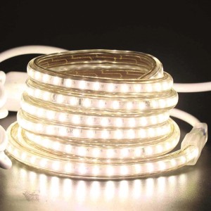 Striscia LED t.b.t. arrotolata con luce bianca calda.