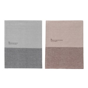 Due tovaglie t.b.t. in grigio e beige con scritte, ideali per il negozio online OBI.
