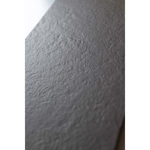 Primo piano di una piastrella per pavimenti grigia con una leggera texture.
