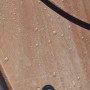 Mensola in legno con gocce d'acqua, accessorio per doccia.