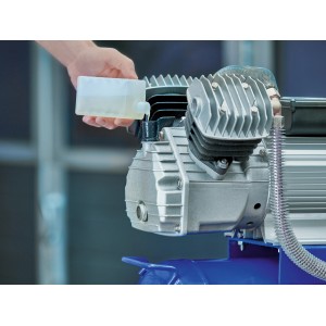 Olio per utensili pneumatici versato in un compressore.
