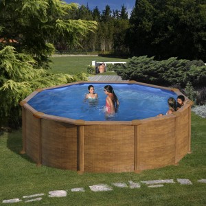 Piscina rotonda Gre Mauritius effetto legno (Ø 460 cm) in giardino con bambini che nuotano.