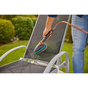 Gardena Cleansystem Spazzola a mano Soft M con tubo pulisce lettino da giardino. Setole morbide proteggono le superfici.