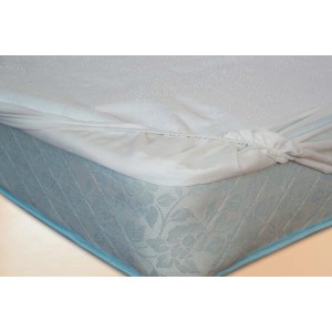 Lenzuolo con angoli bianco t.b.t. su un materasso.