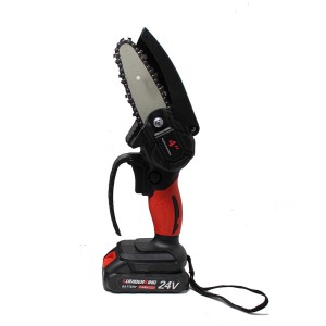 Motosega a batteria compatta per tagli precisi, ideale per il giardinaggio.