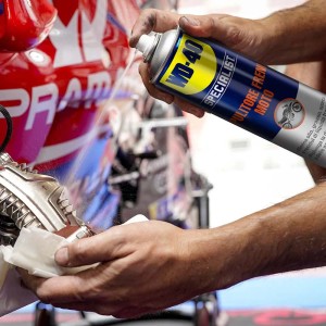 WD-40 Pulitore Freni Moto in uso per la cura dell'auto.