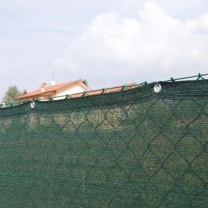 Frangivista verde t.b.t. come arelle fissato alla recinzione.