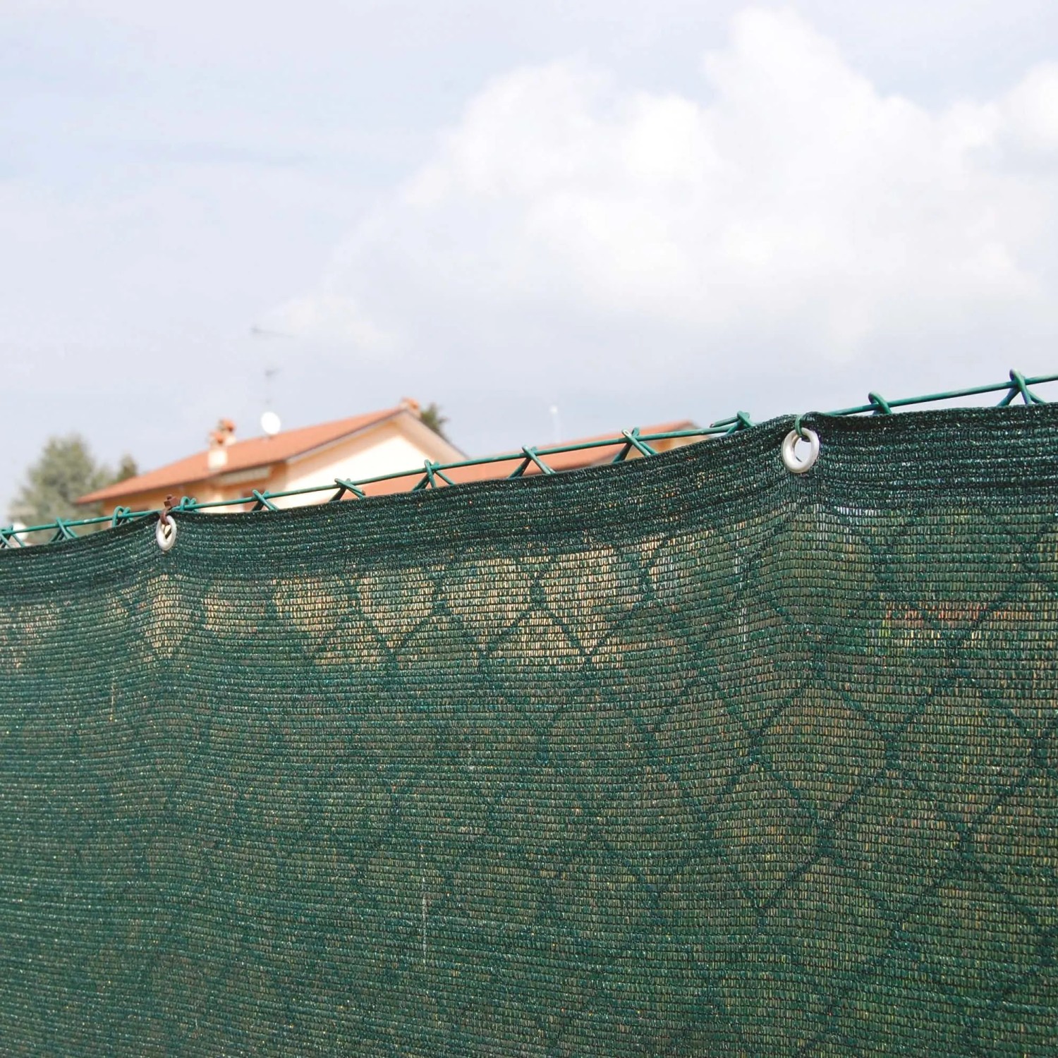 Frangivista verde t.b.t. come arelle fissato alla recinzione.