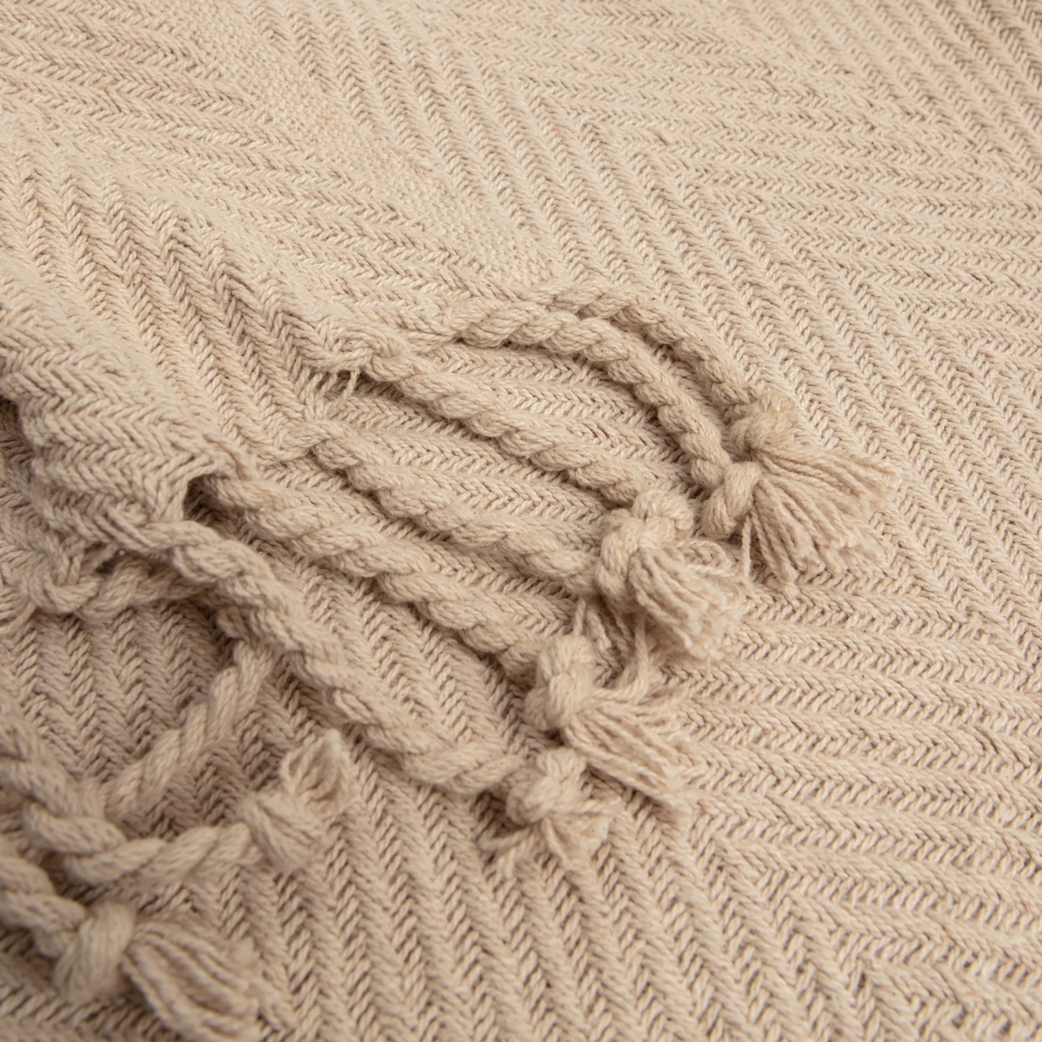 Coperta/plaid t.b.t. beige con motivo a treccia e frange, vista dettaglio.