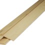 Listelli in legno piallato, colore legno chiaro.