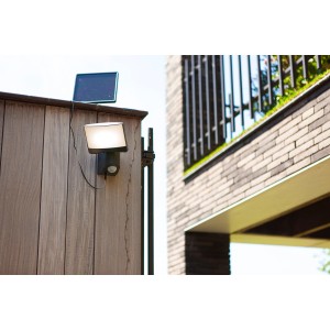 Lutec LED solare da parete Sunshine color antracite con sensore di movimento e pannello solare separato.