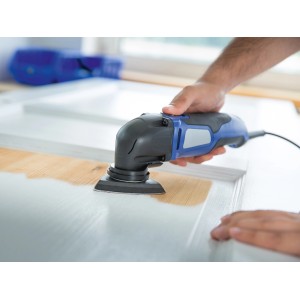 Tampone abrasivo LUX K180 in uso su superficie verniciata. Accessorio per levigatrice delta.