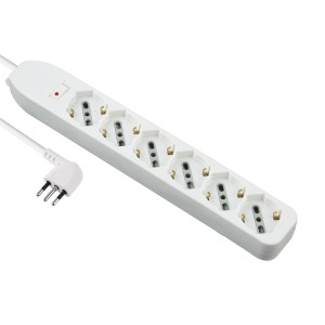 Multipresa bianca t.b.t. con cinque prese e interruttore.