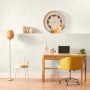 Soggiorno con pareti decorate con pittura effetto t.b.t., scrivania e sedia da ufficio gialla.