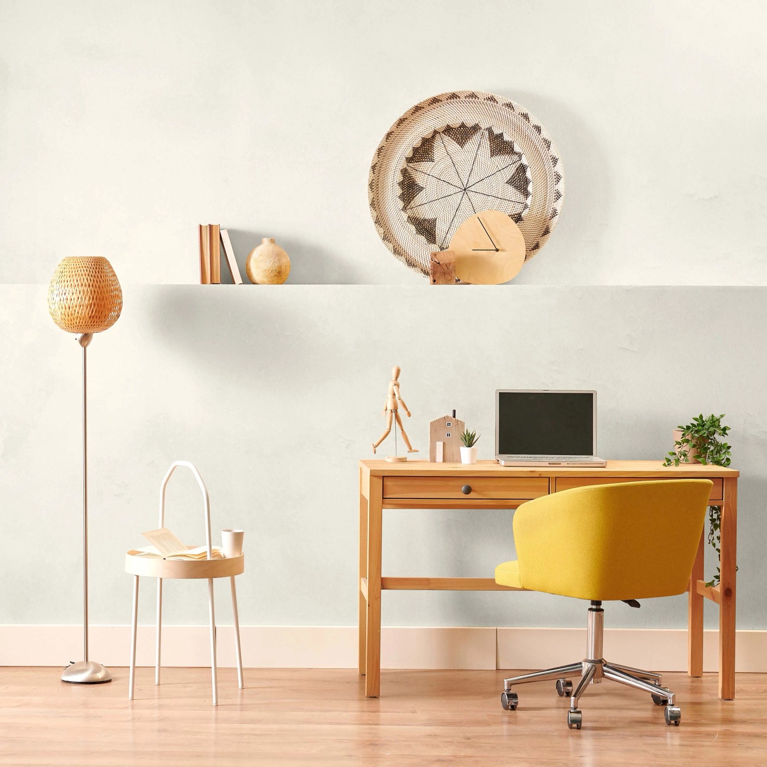 Soggiorno con pareti decorate con pittura effetto t.b.t., scrivania e sedia da ufficio gialla.