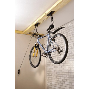 Sollevatore per bicicletta a soffitto con mountain bike blu. Pratico rimessaggio bici.