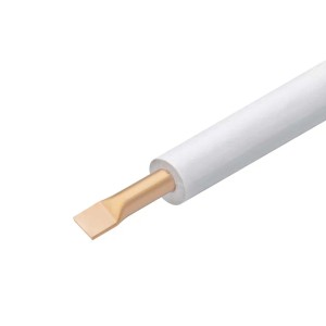 Primo piano di un tubo di rame con rivestimento bianco. Categoria: Tubi.