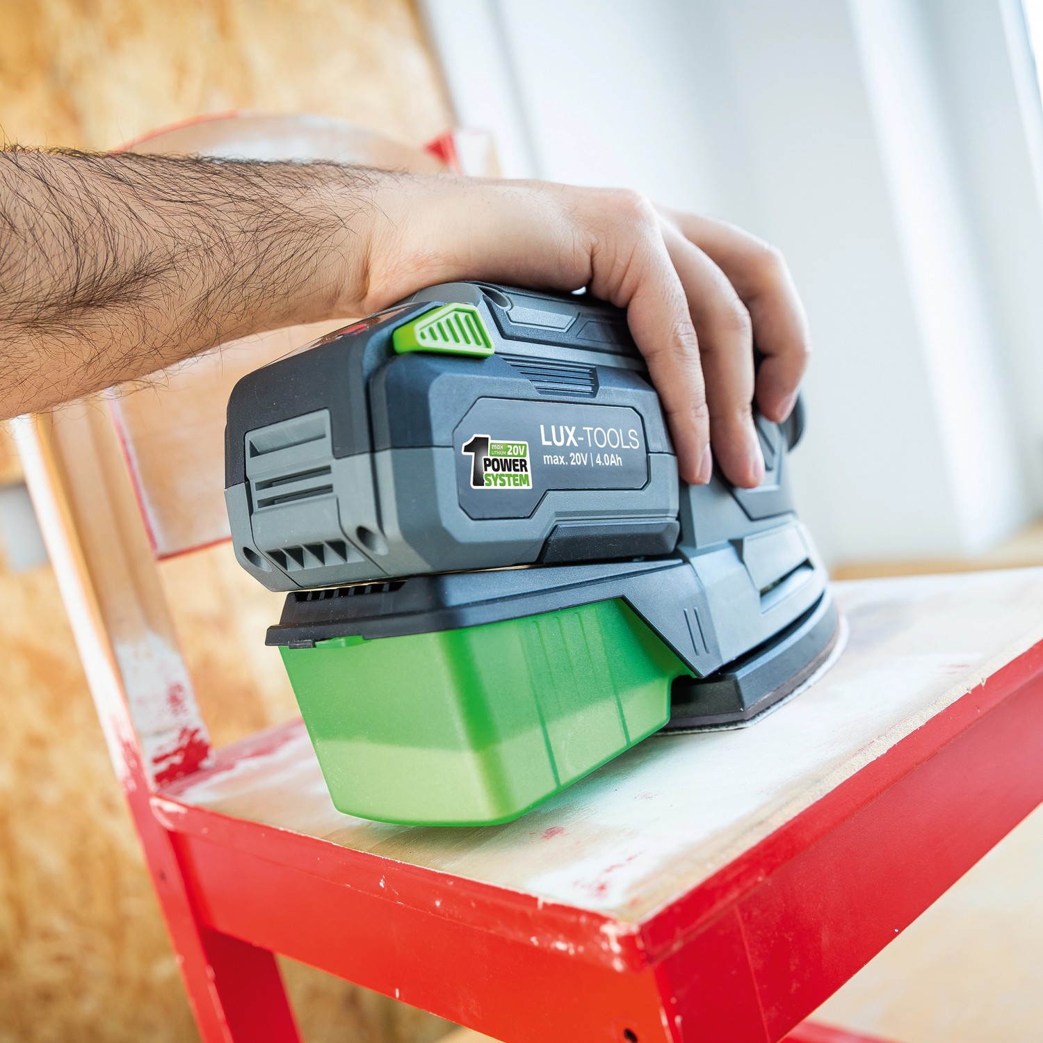 LUX levigatrice multifunzione a batteria A-MS-20 mentre leviga una superficie.