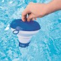 Galleggiante chimico Bestway in piscina, per il rilascio di sostanze chimiche. Galleggiante chimico per piscina blu e bianco con mano.