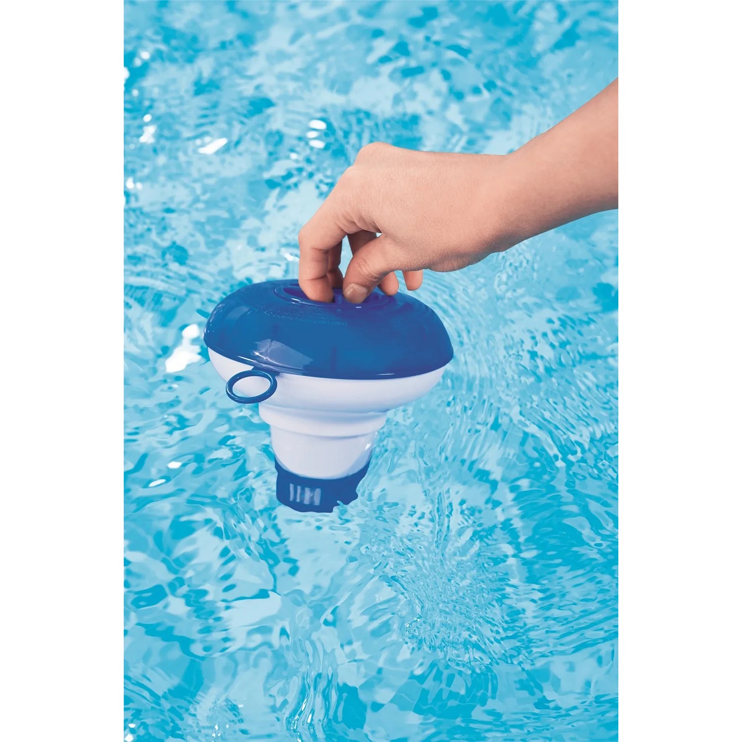 Galleggiante chimico Bestway in piscina, per il rilascio di sostanze chimiche. Galleggiante chimico per piscina blu e bianco con mano.