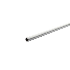 Profilo metallico argentato e scanalato.